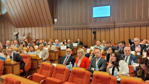 ЗАВРШЕНО КОНСТИТУИСАЊЕ НОВОСАДСКЕ СКУПШТИНЕ Са 5 листа 11 одборничких група ЗАВРШЕНО КОНСТИТУИСАЊЕ НОВОСАДСКЕ СКУПШТИНЕ Са 5 листа 11 одборничких група