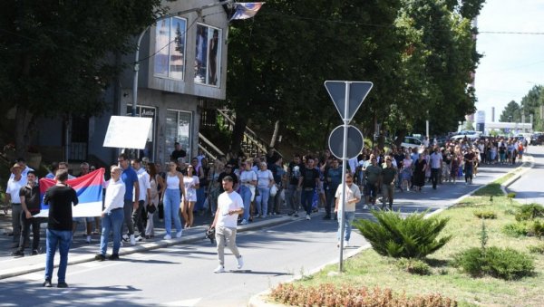 “АКО КУРТИ ОТВОРИ МОСТ, КФОР И КВИНТА ЋЕ БИТИ ОДГОВОРНИ ЗА СВЕ”: Народ на протестној шетњи након пуштања активиста (ФОТО) “АКО КУРТИ ОТВОРИ МОСТ, КФОР И КВИНТА ЋЕ БИТИ ОДГОВОРНИ ЗА СВЕ”: Народ на протестној шетњи након пуштања активиста (ФОТО)