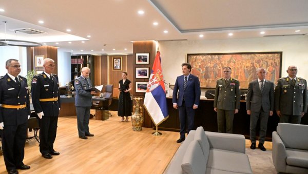 МИНИСТАР ГАШИЋ УРУЧИО УКАЗЕ О УНАПРЕЂЕЊИМА И ПОСТАВЉЕЊИМА У ВОЈСЦИ СРБИЈЕ: Свечаности је присуствовао и начелник Генералштаба Војске Србије МИНИСТАР ГАШИЋ УРУЧИО УКАЗЕ О УНАПРЕЂЕЊИМА И ПОСТАВЉЕЊИМА У ВОЈСЦИ СРБИЈЕ: Свечаности је присуствовао и начелник Генералштаба Војске Србије