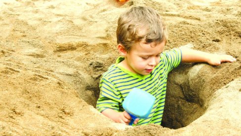 ZAŠTITITE MALIŠANE DOK SU NA PLAŽI: Prsluk glavu čuva, pesak gori tabane ZAŠTITITE MALIŠANE DOK SU NA PLAŽI: Prsluk glavu čuva, pesak gori tabane