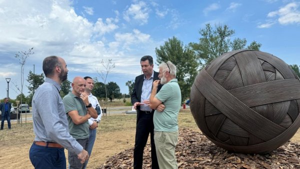 НОВИ УКРАС НА САВСКОЈ АВЕНИЈИ: Клупко обрадовало Шапчане НОВИ УКРАС НА САВСКОЈ АВЕНИЈИ: Клупко обрадовало Шапчане