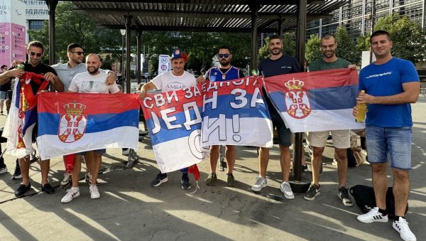 НАВИЈАЧКА ГРОЗНИЦА ПРЕД МЕЧ ВЕКА: Српски навијачи испред Берсија загревају се пред историјско полуфинале НАВИЈАЧКА ГРОЗНИЦА ПРЕД МЕЧ ВЕКА: Српски навијачи испред Берсија загревају се пред историјско полуфинале