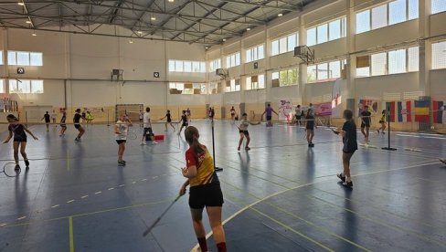 MEĐUNARODNI BADMINTON KAMP ZA DEVOJČICE U KRAGUJEVCU: Sa njima treniraju i reprezentativke Srbije MEĐUNARODNI BADMINTON KAMP ZA DEVOJČICE U KRAGUJEVCU: Sa njima treniraju i reprezentativke Srbije