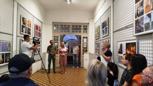 BOGATSTVO APSTRAKTNOG IZRAŽAVANJA: U Galeriji „U prolazu“ otvorena izložba Apstrakt (FOTO) BOGATSTVO APSTRAKTNOG IZRAŽAVANJA: U Galeriji „U prolazu“ otvorena izložba Apstrakt (FOTO)