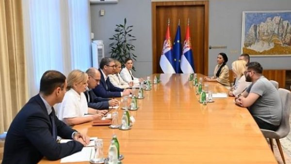 ВУЧИЋ СА ПРЕДСТАВНИЦИМА УДРУЖЕЊА ЗА БУЛОЗНУ ЕПИДЕРМОЛИЗУ: Нећемо одустати док сваком детету не вратимо осмех на лице ВУЧИЋ СА ПРЕДСТАВНИЦИМА УДРУЖЕЊА ЗА БУЛОЗНУ ЕПИДЕРМОЛИЗУ: Нећемо одустати док сваком детету не вратимо осмех на лице