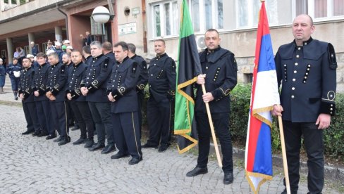 MUKA JE KAD IZVLAČIŠ ONOG S KIM SI JEO IZ ISTOG TANJIRA: Šta sve preživljavaju hrabri pripadnici Čete za spasavanje rudnika Rembas (FOTO) MUKA JE KAD IZVLAČIŠ ONOG S KIM SI JEO IZ ISTOG TANJIRA: Šta sve preživljavaju hrabri pripadnici Čete za spasavanje rudnika Rembas (FOTO)