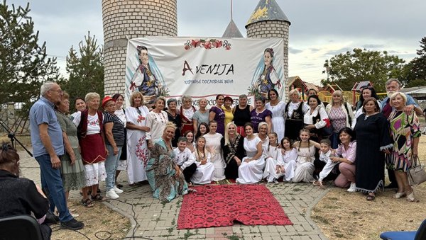 НЕДАЛЕКО ОД ГРАЧАНИЦЕ ОДРЖАНО 11. ИЗДАЊЕ МАНИФЕСТАЦИЈЕ ЗЛАТНЕ РУКЕ КОСОВКЕ ДЕВОЈКЕ, СА ГОШЋАМА ИЗ ЧИТАВЕ ЗЕМЉЕ Жене украсиле Лапље Село НЕДАЛЕКО ОД ГРАЧАНИЦЕ ОДРЖАНО 11. ИЗДАЊЕ МАНИФЕСТАЦИЈЕ ЗЛАТНЕ РУКЕ КОСОВКЕ ДЕВОЈКЕ, СА ГОШЋАМА ИЗ ЧИТАВЕ ЗЕМЉЕ Жене украсиле Лапље Село