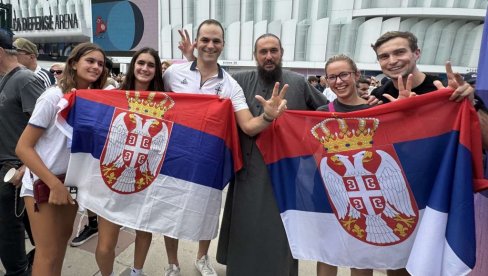 SRPSKA TROBOJKA SE VIJORI FRANCUSKOM: Navijači ovako slavili, a zlatni srpski olimpijac bio talija delfinima SRPSKA TROBOJKA SE VIJORI FRANCUSKOM: Navijači ovako slavili, a zlatni srpski olimpijac bio talija delfinima