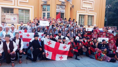 U KOLU POLA SVETA: U Loznici održan tradicionalni Međunarodni festival folklora, a prethodila mu prelepa smotra svih učesnika U KOLU POLA SVETA: U Loznici održan tradicionalni Međunarodni festival folklora, a prethodila mu prelepa smotra svih učesnika
