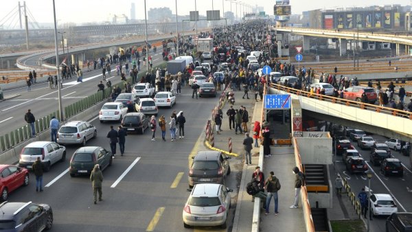 ЕКО-ТЕРОРИСТИ ПЛАНИРАЈУ ДА БЛОКИРАЈУ СТОТИНЕ ПУТЕВА И РАСКРСНИЦА: Зауставићемо привреду и изазвати тотални колапс Србије! ЕКО-ТЕРОРИСТИ ПЛАНИРАЈУ ДА БЛОКИРАЈУ СТОТИНЕ ПУТЕВА И РАСКРСНИЦА: Зауставићемо привреду и изазвати тотални колапс Србије!