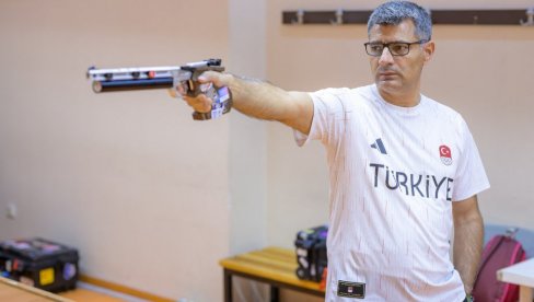 SLAVNI TURČIN ŠOKIRAO SVET: Jusuf Dikec, koji se proslavio ležernošću s kojom je došao do olimpijske medalje, zapanjio novinare SLAVNI TURČIN ŠOKIRAO SVET: Jusuf Dikec, koji se proslavio ležernošću s kojom je došao do olimpijske medalje, zapanjio novinare