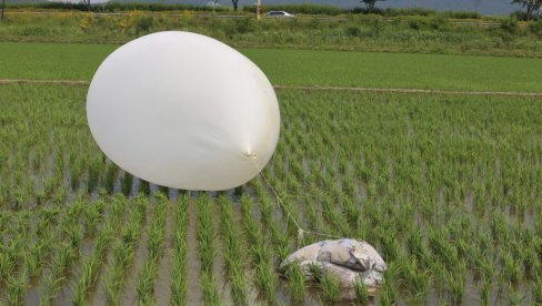 OPET PADA SMEĆE SA NEBA: Seul kaže da je Severna Koreja odletela više balona za smeće ka Južnoj Koreji OPET PADA SMEĆE SA NEBA: Seul kaže da je Severna Koreja odletela više balona za smeće ka Južnoj Koreji