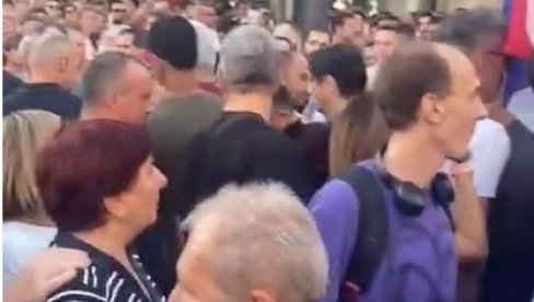 HOĆE DA KOPAJU RAKU VUČIĆU: Jezivi pozivi na protestu u Beogradu HOĆE DA KOPAJU RAKU VUČIĆU: Jezivi pozivi na protestu u Beogradu