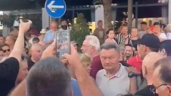 П**КО ПРОДАНА! Извиждали и вређали Бранимира Несторовића на протесту у Београду! (ВИДЕО) П**КО ПРОДАНА! Извиждали и вређали Бранимира Несторовића на протесту у Београду! (ВИДЕО)
