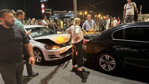 TEŠKA SAOBRAĆAJKA NA GAZELI ZBOG PROTESTA: Rulja uletela na most, a onda je usledio sudar - IMA POVREĐENIH (VIDEO) TEŠKA SAOBRAĆAJKA NA GAZELI ZBOG PROTESTA: Rulja uletela na most, a onda je usledio sudar - IMA POVREĐENIH (VIDEO)