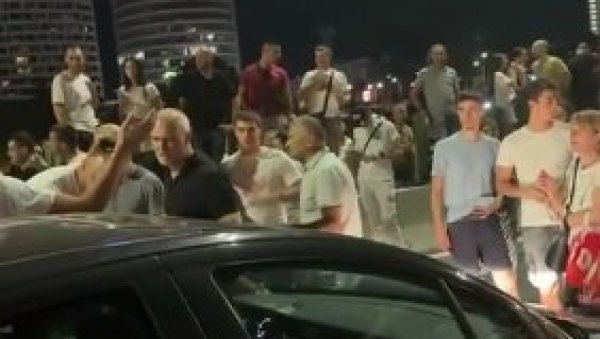 НЕМОЈ ДА ГА ПЛАШИШ Демонстранти малтретирају децу (ВИДЕО) НЕМОЈ ДА ГА ПЛАШИШ Демонстранти малтретирају децу (ВИДЕО)