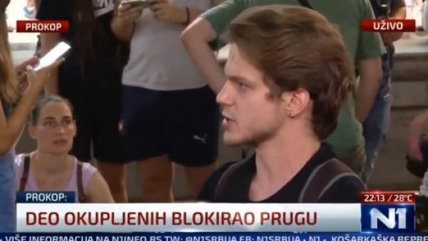 ОМЛАДИНАЦ АНТИСРПСКЕ ОРГАНИЗАЦИЈЕ ПРИЗНАО: Овде су се скупили и леви и десни, и теоретичари завера и либерали ОМЛАДИНАЦ АНТИСРПСКЕ ОРГАНИЗАЦИЈЕ ПРИЗНАО: Овде су се скупили и леви и десни, и теоретичари завера и либерали