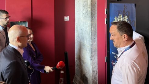 OKUPLJANJA, ALI BEZ NASILJA: Premijer Miloš Vučević u Parizu o protestima OKUPLJANJA, ALI BEZ NASILJA: Premijer Miloš Vučević u Parizu o protestima