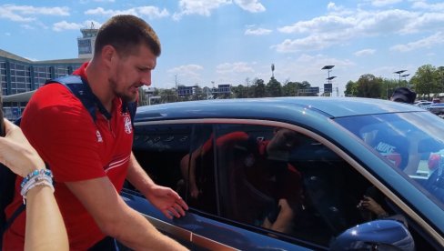 BRAĆA DOŠLA PO NAJBOLJEG NA SVETU: Nikola Jokić besnim kolima napustio aerodrom Beograd (FOTO) BRAĆA DOŠLA PO NAJBOLJEG NA SVETU: Nikola Jokić besnim kolima napustio aerodrom Beograd (FOTO)