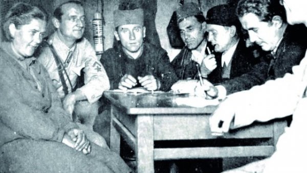 ТИТО ПОСЛЕ ПАДА УЖИЧКЕ РЕПУБЛИКЕ ПОДНОСИО ОСТАВКУ: Као што је брзо букнуо, устанак се у већем делу Србије брзо угасио ТИТО ПОСЛЕ ПАДА УЖИЧКЕ РЕПУБЛИКЕ ПОДНОСИО ОСТАВКУ: Као што је брзо букнуо, устанак се у већем делу Србије брзо угасио