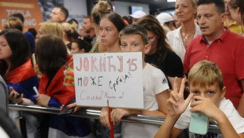 EMOTIVAN DOČEK KOŠARKAŠA SRBIJE NA AERODROMU: Orlovi oduševili navijače, ali i oni njih (FOTO/VIDEO) EMOTIVAN DOČEK KOŠARKAŠA SRBIJE NA AERODROMU: Orlovi oduševili navijače, ali i oni njih (FOTO/VIDEO)