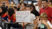 EMOTIVAN DOČEK KOŠARKAŠA SRBIJE NA AERODROMU: Orlovi oduševili navijače, ali i oni njih (FOTO/VIDEO) EMOTIVAN DOČEK KOŠARKAŠA SRBIJE NA AERODROMU: Orlovi oduševili navijače, ali i oni njih (FOTO/VIDEO)