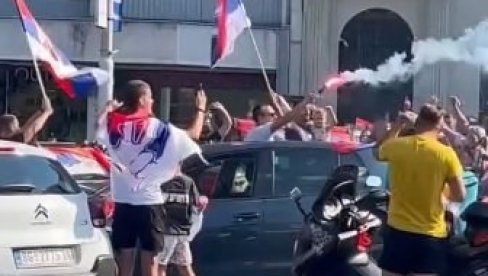 PEVALI SU LIJEPA NAŠA, A JA BOŽE PRAVDE! Ovako je Beograd slavio olimpijsko zlato vaterpolista Srbije posle pobede nad Hrvatskom PEVALI SU LIJEPA NAŠA, A JA BOŽE PRAVDE! Ovako je Beograd slavio olimpijsko zlato vaterpolista Srbije posle pobede nad Hrvatskom