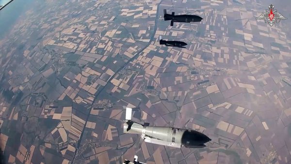 РУСИЈА ИМА НОВУ СМРТОНОСНУ БОМБУ: Домет клизне бомбе повећан на 120 км (ВИДЕО) РУСИЈА ИМА НОВУ СМРТОНОСНУ БОМБУ: Домет клизне бомбе повећан на 120 км (ВИДЕО)