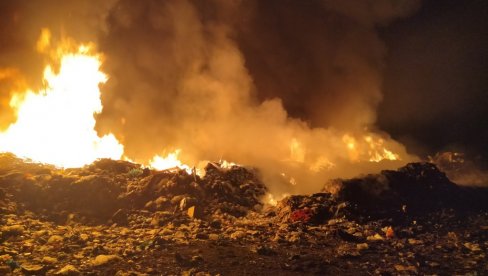 ГОРИ ДЕПОНИЈА: Букти пожар у Краљеву (ВИДЕО) ГОРИ ДЕПОНИЈА: Букти пожар у Краљеву (ВИДЕО)