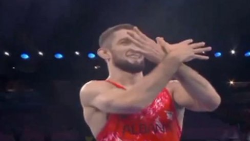 ZAR I TI, BRATE? Rus osvojio medalju za Albaniju na Olimpijskim igrama, pa pokazivao dvoglavog orla (VIDEO) ZAR I TI, BRATE? Rus osvojio medalju za Albaniju na Olimpijskim igrama, pa pokazivao dvoglavog orla (VIDEO)