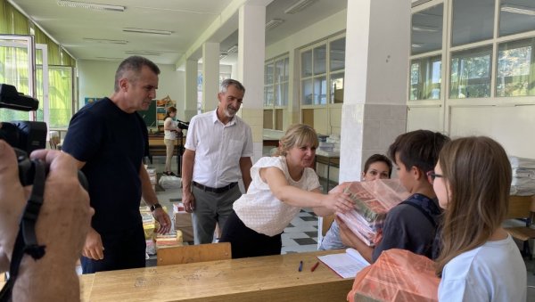 ЛОКАЛНА САМОУПРАВА НАСТАВЉА ДА ПОМАЖЕ СВОЈИМ ЂАЦИМА; ПОСЕБНО ПРВАЦИМА Поново бесплатни уџбеници ЛОКАЛНА САМОУПРАВА НАСТАВЉА ДА ПОМАЖЕ СВОЈИМ ЂАЦИМА; ПОСЕБНО ПРВАЦИМА Поново бесплатни уџбеници