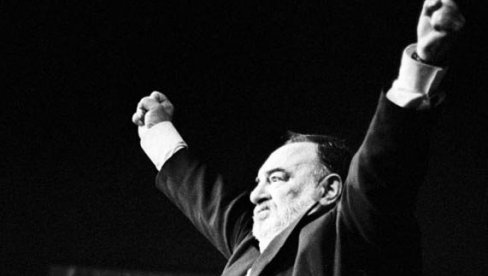БАКШИШ ЗА ОМИЉЕНУ ПЕСМУ: Сећање Радослава Зеленовића, дугогодишњег директора Југословенске кинотеке, на Бату Стојковића (1934 - 2002) БАКШИШ ЗА ОМИЉЕНУ ПЕСМУ: Сећање Радослава Зеленовића, дугогодишњег директора Југословенске кинотеке, на Бату Стојковића (1934 - 2002)
