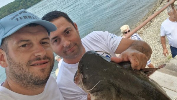 ПОСЛЕ ДВОДНЕВНИХ НАДМЕТАЊА, У ТЕКИЈИ КОД КЛАДОВА ЗАВРШЕНА 40. СПОРТСКО-РИБОЛОБНА И ТУРИСТИЧКА МАНИФЕСТАЦИЈА Дунав узалуд крио сомове ПОСЛЕ ДВОДНЕВНИХ НАДМЕТАЊА, У ТЕКИЈИ КОД КЛАДОВА ЗАВРШЕНА 40. СПОРТСКО-РИБОЛОБНА И ТУРИСТИЧКА МАНИФЕСТАЦИЈА Дунав узалуд крио сомове