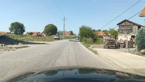У ЛОЗНИЦИ БАНДЕРА НА ПУТУ: Нико живи не хаје У ЛОЗНИЦИ БАНДЕРА НА ПУТУ: Нико живи не хаје