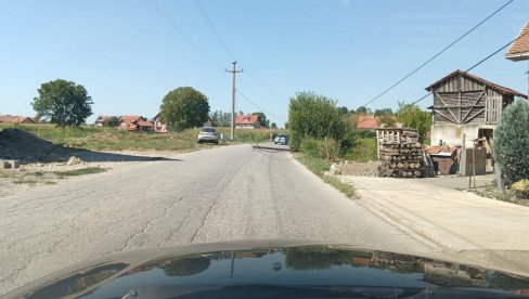 U LOZNICI BANDERA NA PUTU: Niko živi ne haje U LOZNICI BANDERA NA PUTU: Niko živi ne haje