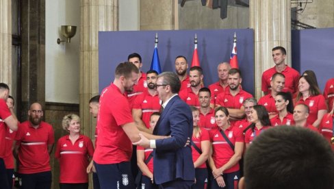 NASMEJANI SUSRET PRIJATELJA: Aleksandar Vučić i Nikola Jokić na dočeku srpskih olimpijaca (VIDEO) NASMEJANI SUSRET PRIJATELJA: Aleksandar Vučić i Nikola Jokić na dočeku srpskih olimpijaca (VIDEO)