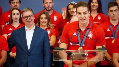 JAKŠIĆ NA PROMOCIJI U KRAGUJEVCU: Došao sam da pomognem! JAKŠIĆ NA PROMOCIJI U KRAGUJEVCU: Došao sam da pomognem!