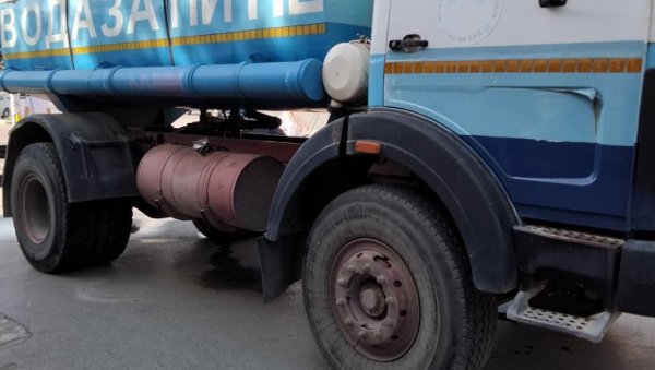 ДА СЕ ГРАЂАНИ ОСВЕЖЕ: На фрекевентним локацијама у Новом Саду Водовод поставио цистерне са пиаћом водом ДА СЕ ГРАЂАНИ ОСВЕЖЕ: На фрекевентним локацијама у Новом Саду Водовод поставио цистерне са пиаћом водом