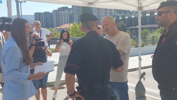ЖЕНЕ СА СЕВЕРА КОСОВА И МЕТОХИЈЕ ПРЕДАЛЕ ПИСМО ИЗАЛИЈАНСКИМ КАРАБИЊЕРИМА: Тражимо од команданта КФОР-а да не дозволи отварање моста на Ибру ЖЕНЕ СА СЕВЕРА КОСОВА И МЕТОХИЈЕ ПРЕДАЛЕ ПИСМО ИЗАЛИЈАНСКИМ КАРАБИЊЕРИМА: Тражимо од команданта КФОР-а да не дозволи отварање моста на Ибру