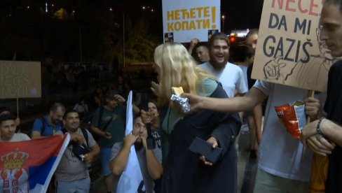 DOKLE IDE LUDILO OPOZICIJE?! Objavljuju snimak napada na novinarku Informera, a potom ubeđuju javnost da veruje njima, a ne svojim očima! DOKLE IDE LUDILO OPOZICIJE?! Objavljuju snimak napada na novinarku Informera, a potom ubeđuju javnost da veruje njima, a ne svojim očima!