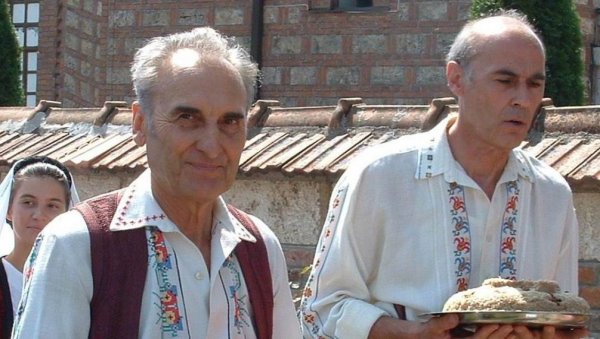 МИЛЕ ИДЕ ПРУГОМ, А НЕ СА ЦЕРА!: Чувена песма која је опевала Лајковац, познату железничку варошицу, на мети преправљања МИЛЕ ИДЕ ПРУГОМ, А НЕ СА ЦЕРА!: Чувена песма која је опевала Лајковац, познату железничку варошицу, на мети преправљања