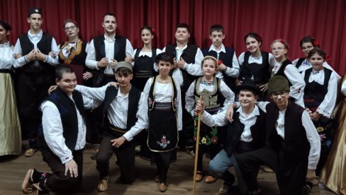“MEDVEĐA NA DLANU“: manifestacija okupila folklorce iz cele Srbije (FOTO) “MEDVEĐA NA DLANU“: manifestacija okupila folklorce iz cele Srbije (FOTO)
