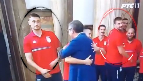 JOKIĆ U NEVERICI: Bilo vam je simpatično KAKO se Aleksa rukovao sa Vučićem? Vidite tek SNIMAK OD NEKOLIKO SEKUNDI PRE (VIDEO) JOKIĆ U NEVERICI: Bilo vam je simpatično KAKO se Aleksa rukovao sa Vučićem? Vidite tek SNIMAK OD NEKOLIKO SEKUNDI PRE (VIDEO)