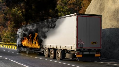 GORI KAO BUKTINJA: Crni dim oko kamiona kojeg je zahvatio plamen, drama na putu Bor-Žagubica (FOTO) GORI KAO BUKTINJA: Crni dim oko kamiona kojeg je zahvatio plamen, drama na putu Bor-Žagubica (FOTO)