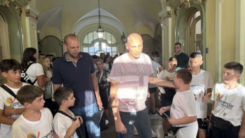 POSLE BEOGRADSKOG BALKONA ŠPALIR MALIŠANA U RODNOM GRADU: Dejan Davidovac u Zrenjanin doneo jubilarnu 25. olimpijsku medalju (VIDEO) POSLE BEOGRADSKOG BALKONA ŠPALIR MALIŠANA U RODNOM GRADU: Dejan Davidovac u Zrenjanin doneo jubilarnu 25. olimpijsku medalju (VIDEO)
