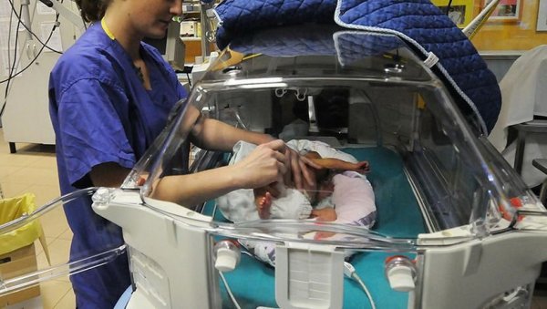 ОТАЦ БЕБУ ПРОТРЕСАО, ПА ЈЕ УМАЛО УБИО: Девојчица имала необјашњив угриз на образу, плаве руке и стопала ОТАЦ БЕБУ ПРОТРЕСАО, ПА ЈЕ УМАЛО УБИО: Девојчица имала необјашњив угриз на образу, плаве руке и стопала