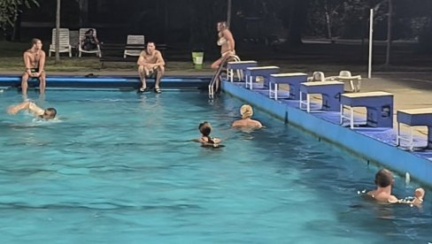 NOĆNO KUPANJE POD OTVORENIM NEBOM NA GRADSKOM BAZENU: Građani u Zrenjaninu traže spas u vrućini NOĆNO KUPANJE POD OTVORENIM NEBOM NA GRADSKOM BAZENU: Građani u Zrenjaninu traže spas u vrućini