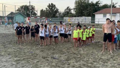AKTIVNI PORED VODE: Zrenjaninci igraju rukomet, fubal i odbojka na pesku AKTIVNI PORED VODE: Zrenjaninci igraju rukomet, fubal i odbojka na pesku