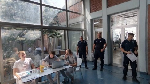 RUKOVODSTVO I ZAPOSLENI U NOVOSADSKOJ POLICIJI DARIVALI DRAGOCENU TEČNOST: Odazvali se apelu Zavodu transfuziju krvi Vojvodine RUKOVODSTVO I ZAPOSLENI U NOVOSADSKOJ POLICIJI DARIVALI DRAGOCENU TEČNOST: Odazvali se apelu Zavodu transfuziju krvi Vojvodine