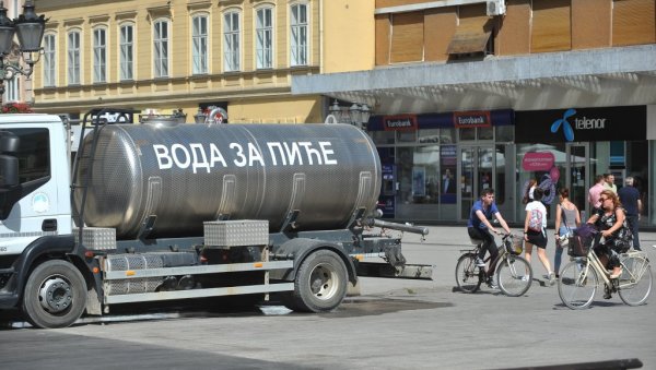 У НОВОМ САДУ ПОВЕЋАНА ПОТРОШЊА ВОДЕ ЗА ПИЋЕ: Упућен апел грађанима да тај ресурс троше наменски У НОВОМ САДУ ПОВЕЋАНА ПОТРОШЊА ВОДЕ ЗА ПИЋЕ: Упућен апел грађанима да тај ресурс троше наменски